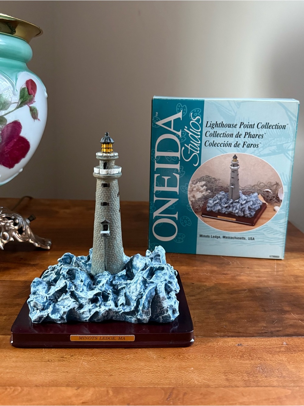 Vintage Oneida Minots Ledge Lighthouse with box, hand-painted replica from 1998